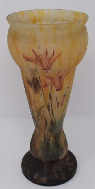 null 
LORRAIN 




Vase en verre peint à décor de fleurs.




signé.



H.: 25 c...