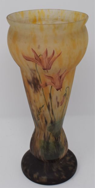 null 
LORRAIN 





Vase in painted glass with flowers.





signed.



H.: 25 c...