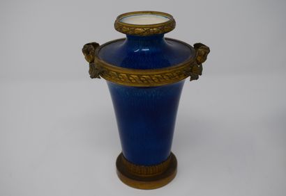 null SEVRES

A pair of blue porcelain vases with gilt brass mountings.

H: 15 cm