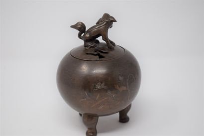 null Spherical perfume burner in tripod bronze with floral decoration in metal inlay,...