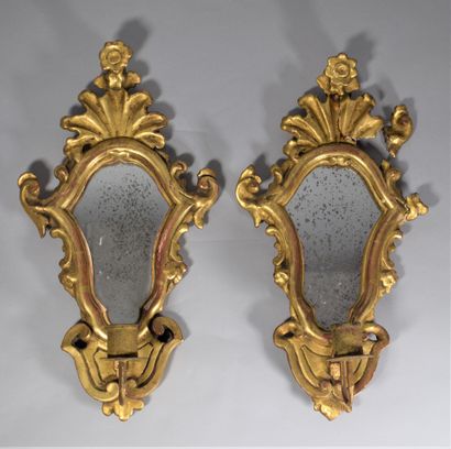 null Paire de petits miroirs en bois sculpté et doré, formant appliques, un porte...