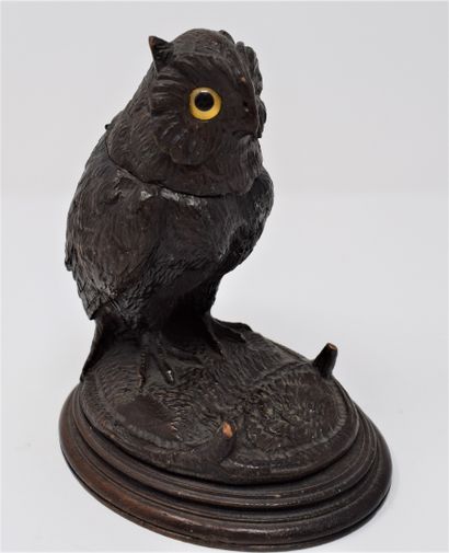 null 
Carved wood inkwell with an owl.





Work of the XIXth century.



H.: 16...