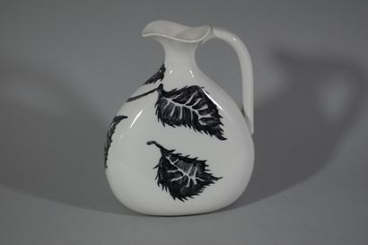 null LURCAT Jean (1892-1966) d'ap.

Porcelain pitcher decorated with a sun and leaves.

Marked...