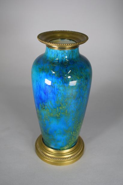 null MILET Paul (1870-1950) à Sèvres.

Vase en porcelaine bleu nuancé et poudré or,...