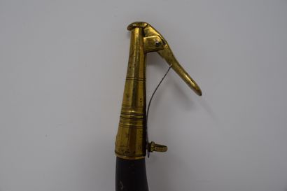 null Powder flask in horn with a brass spout with push-button, two rings of suspension....
