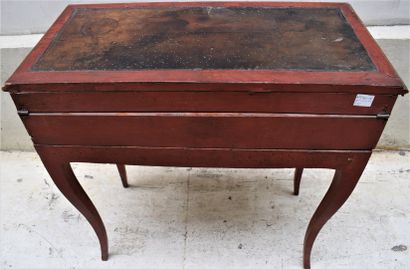 null Game table in red rechampi wood, the top lined with leather (worn), it opens...