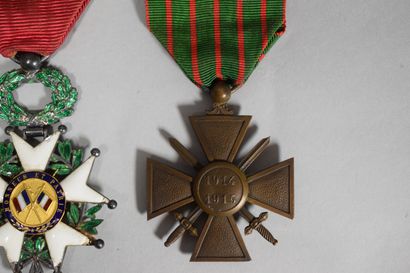 null Deux médailles militaires :

- Légion d'honneur en argent (Sanglier), officier,...