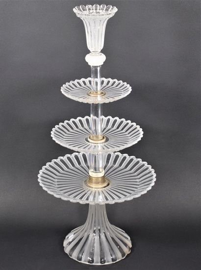 null 
BACCARAT





Large three-tiered crystal biscuit stand with fluted decoration.





Signed...