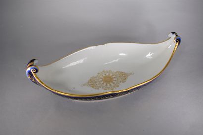 null SEVRES 

Gondola-shaped cup in blue porcelain with a gilded frieze of brugmansia...