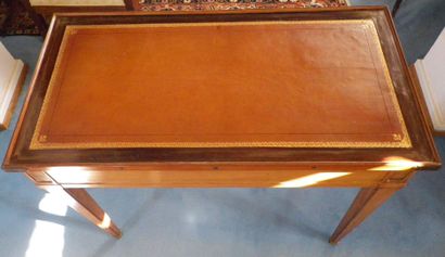 null Table de backgammon, un plateau amovible recouvert de cuir doré au petit fer...