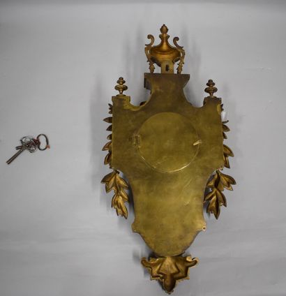 null 
A gilt bronze cartel decorated with foliage and topped by a vase.





Late...