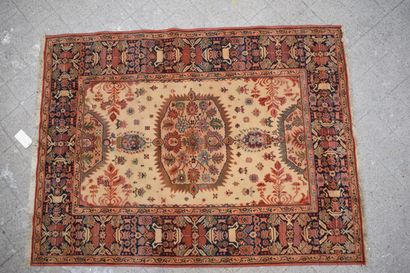 null 
Oriental rug beige background, borders with geometric decoration.

H: 189 cm...