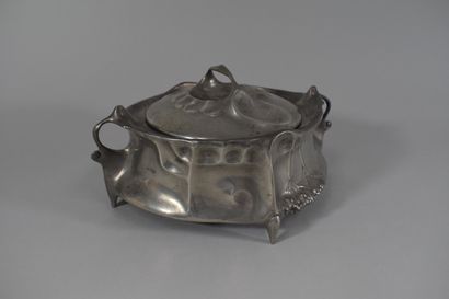 null KAYSERZINN

Art Nouveau pewter box decorated with lime tree branches, standing...