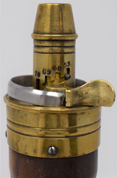 null Powder flask in carved blond horn and brass dispenser with two suspension rings....