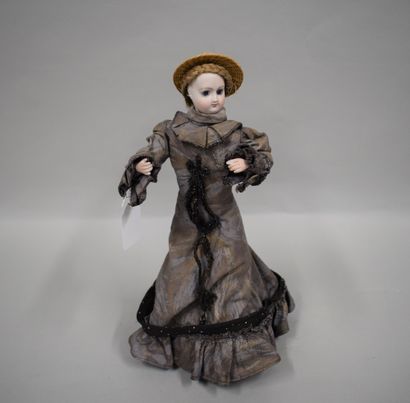 null Automaton doll, musical animation with 1 tune.

Height: 37 cm approximately

Accidents...