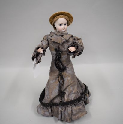 null Automaton doll, musical animation with 1 tune.

Height: 37 cm approximately

Accidents...