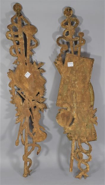 null Pair of giltwoods with artistic attributes : one representing Music (two trumpets,...