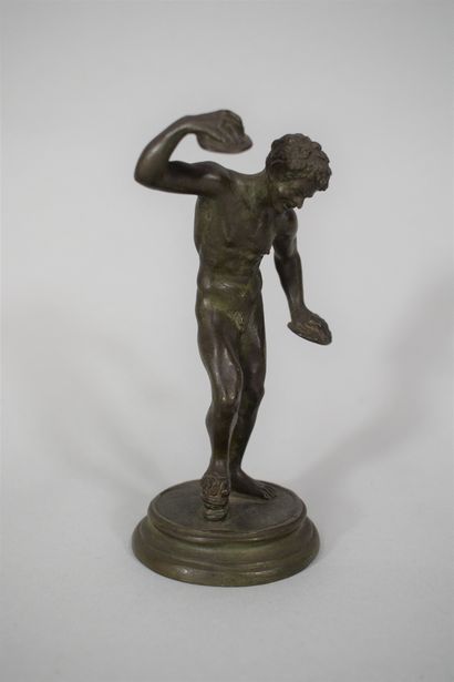 null 
Dans le goût de l'Antique,




Le cymbalier,




Bronze,





H.: 13,4 cm