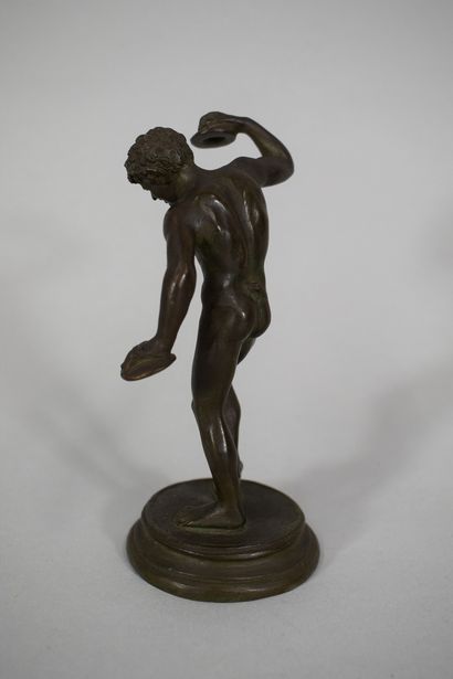 null 
Dans le goût de l'Antique,




Le cymbalier,




Bronze,





H.: 13,4 cm