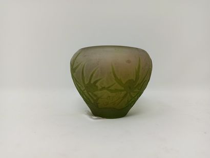 null Petit vase ovoïde en verre dégagé à l'acide à décor de chardons verts sur fond...