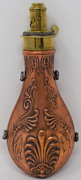 null Four copper or brass powder flasks decorated with foliage :

- acanthus leaves...