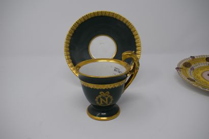 null Deux tasses et sous tasses, 

L'une à fond jaune à décor du portrait de Napoléon,...