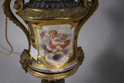 null Paire de lampes à pétrole en porcelaine polychrome à décor en réserve d'un buste...