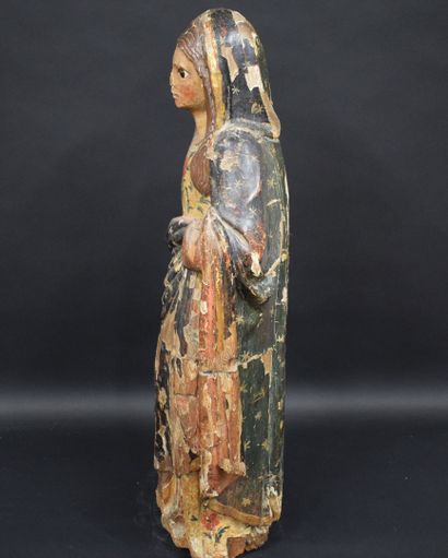 null 
Sculpture en bois polychrome représentant une femme drapé d'un vêtement à décor...