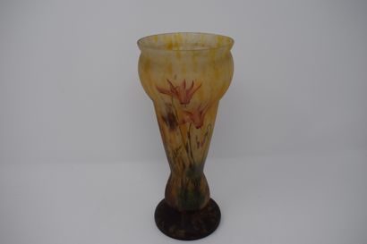 null 
LORRAIN 




Vase en verre peint à décor de fleurs.




signé.



H.: 25 c...
