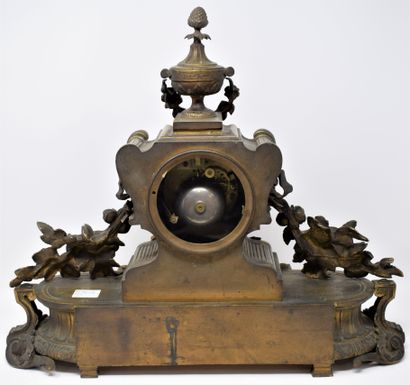 null Large bronze clock decorated with garlands of flowers, the white enamelled dial...