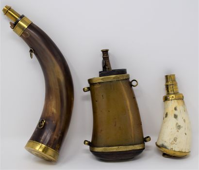null Three horn powder flasks and brass dispenser:

- brass base with a hanger ring,...