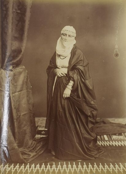 null ANONYMOUS, Unidentified photographer. 

Full-length portrait of an oriental...