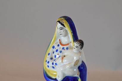 null Vierge à l'enfant en faïence " Sainte Marie " sur la base. 

H.: 22 cm. 

E...