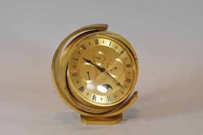 null LOOPING table clock in gilt metal 

Traces of oxidation 



H. 19,5 cm; D. 7,3...