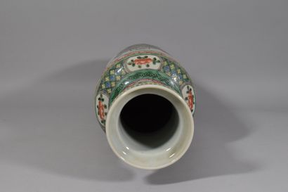 null CHINE - Début XXe siècle 

Grand vase en porcelaine de famille verte

H.: 45...