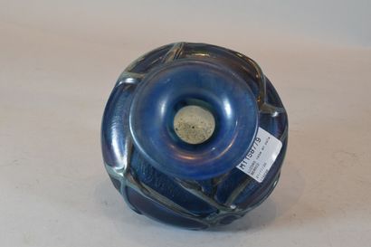 null LUZORO 

Vase in blue glass paste with a decoration of applications



H. 11,5...