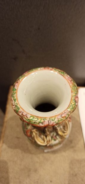 null CANTON 

Vase en porcelaine à décor en réserve de dames de cour.

H. : 25 cm...