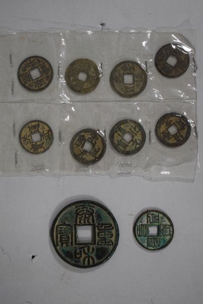 null CHINA

Ten metal sapèques 

Accidents: oxidation

Eight pieces D: 2 cm ; One...