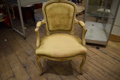 null Six fauteuils de style Louis XV 

dont deux recouverts de velours jaune, et...
