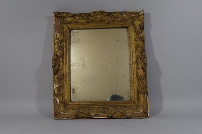 null Miroir en bois et stuc doré à décor feuillagé, la glace au mercure. 

XVIIIème...