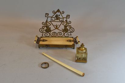 null Brass and ivory inkwell.

English work from the end of the 19th century.

Accidents



H....