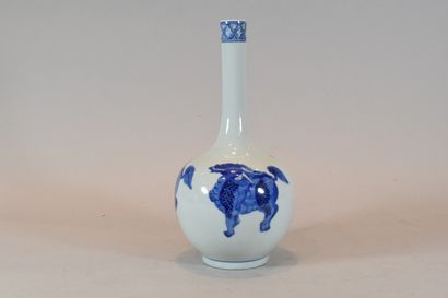 Vase en porcelaine de Chine à décor en bleu...