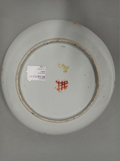 null CHINE, Début XXe siècle.

Assiette en faïence à décor floral et d'idéogrammes,...