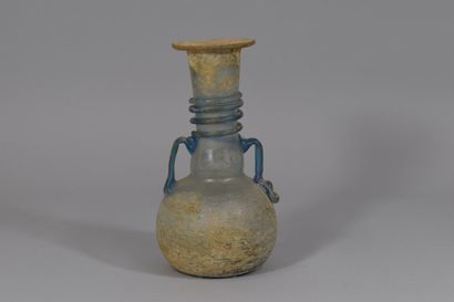 null Vase en verre flanqué de deux anses bleutées

dans le style antique

H: 20 ...