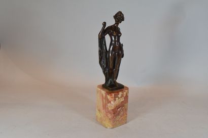 null A. BERNHEIM 

Bronze woman on a marble base. 

Oxidation of the bronze and chips...