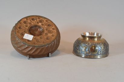 null Two silver and copper cups



D. 15,2 cm and 20 cm.