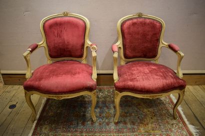 null Six fauteuils de style Louis XV 

dont deux recouverts de velours jaune, et...