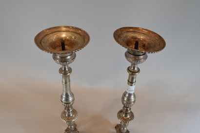 null Pair of silver plated candlesticks

Oxidation



H. 46 cm