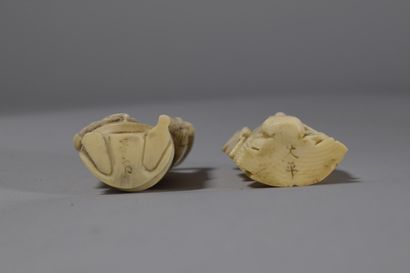 null JAPAN, Early 20th century

Set of two ivory okimono imitating netsuke.

H. 5...