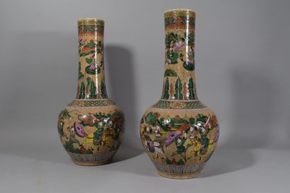 null CHINA

A pair of Nanking porcelain vases, decorated with warriors

H: 46 cm